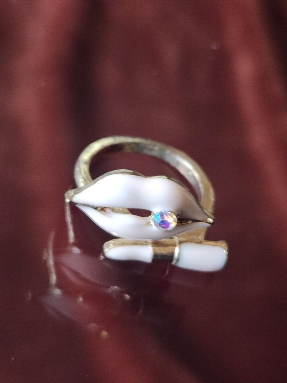Goldtone pale pink lips & lipstick ring w/ rhinestone accent. Size 7.5.